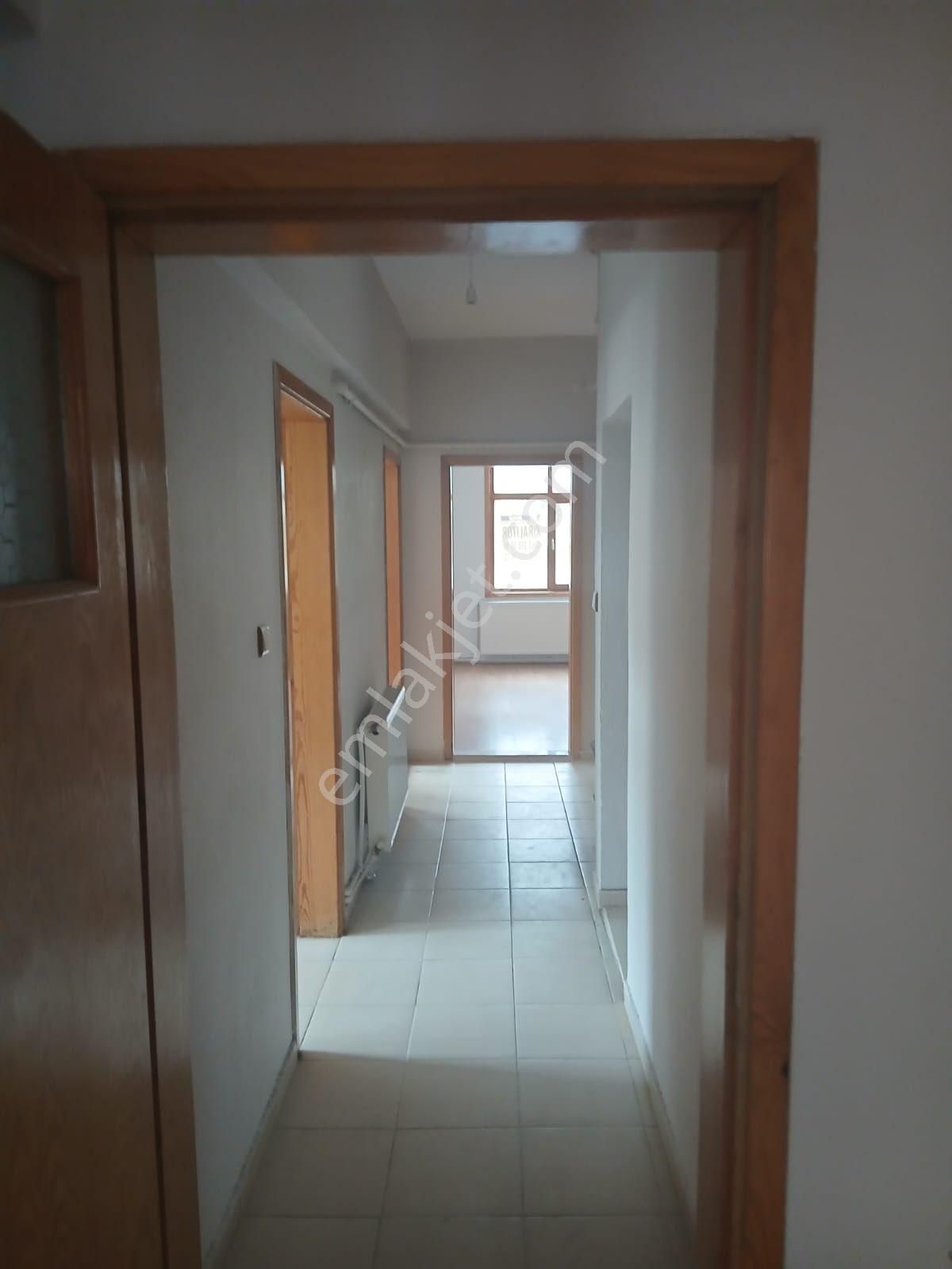 İsa Kavak Gayrimenkul’den Parsana Bölgesinde Kiralık 3+1 Ara Kat Daire