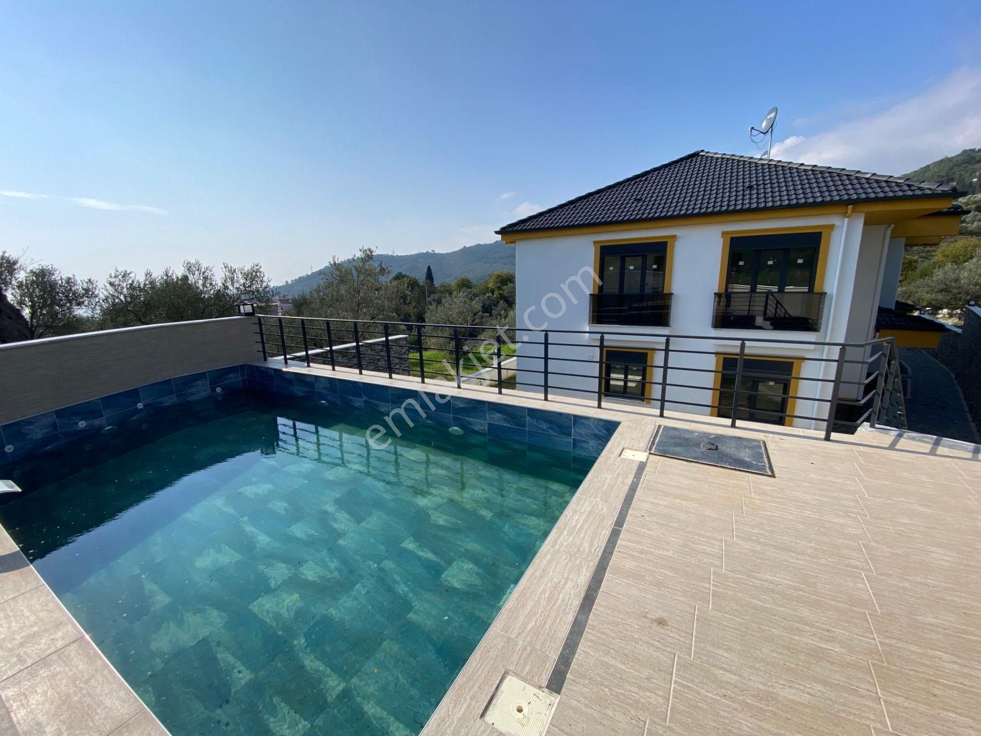 Mera Emlaktan Avcılarda Deniz Manzaralı Havuzlu 4+1 Lüx Villa