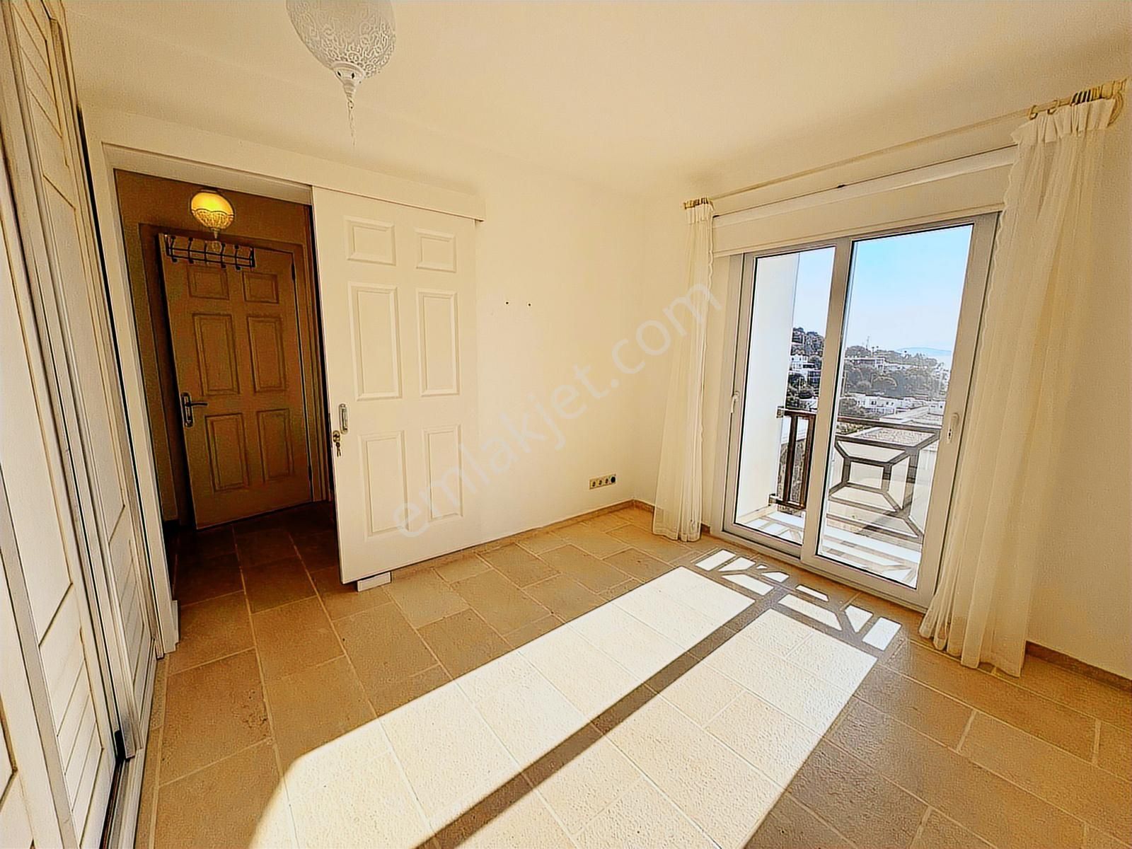 Gümüşlük'te Deniz Manzaralı Köşe Konum Bakımlı Villa - Görsel 18