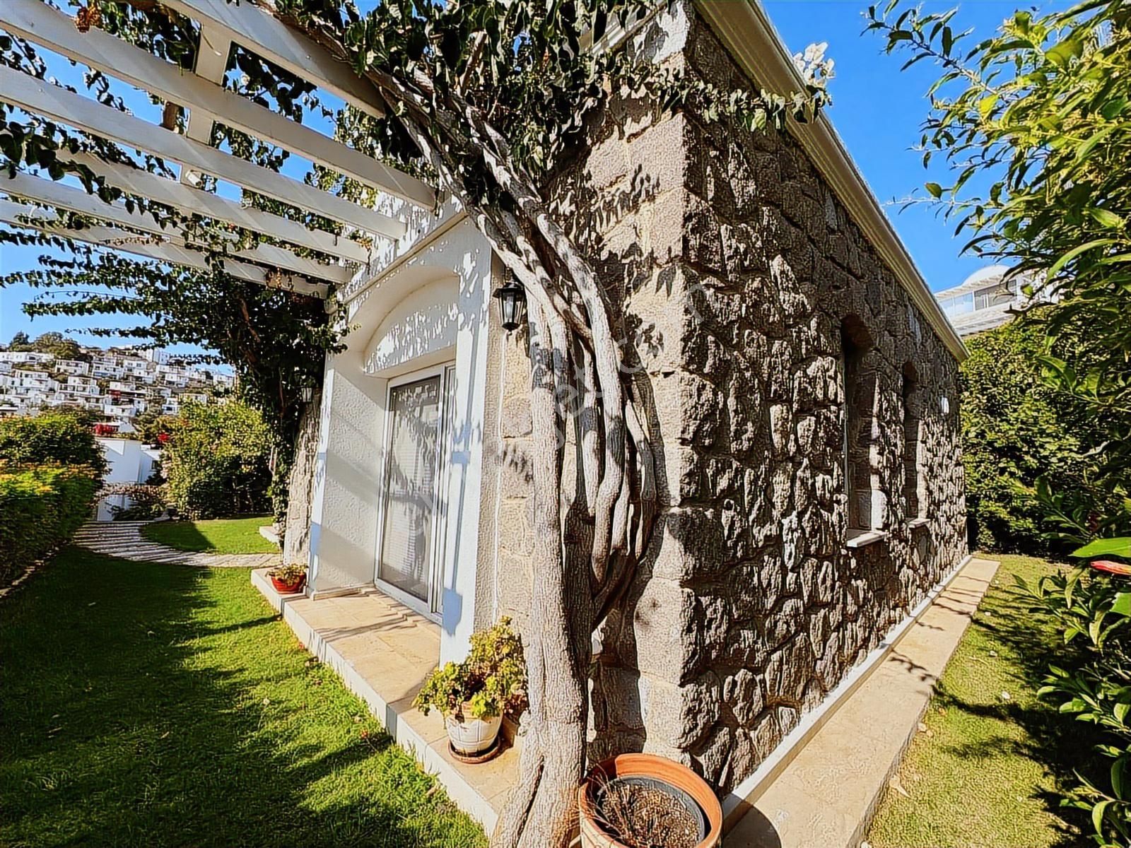 Gümüşlük'te Deniz Manzaralı Köşe Konum Bakımlı Villa - Görsel 31