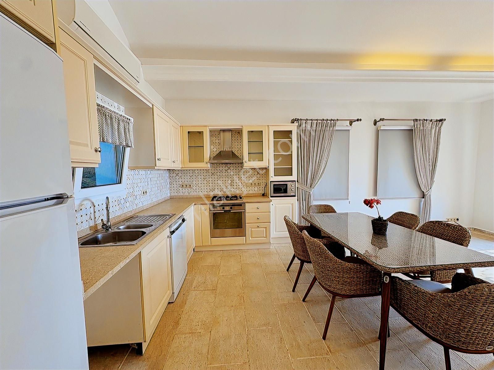 Gümüşlük'te Deniz Manzaralı Köşe Konum Bakımlı Villa - Görsel 33