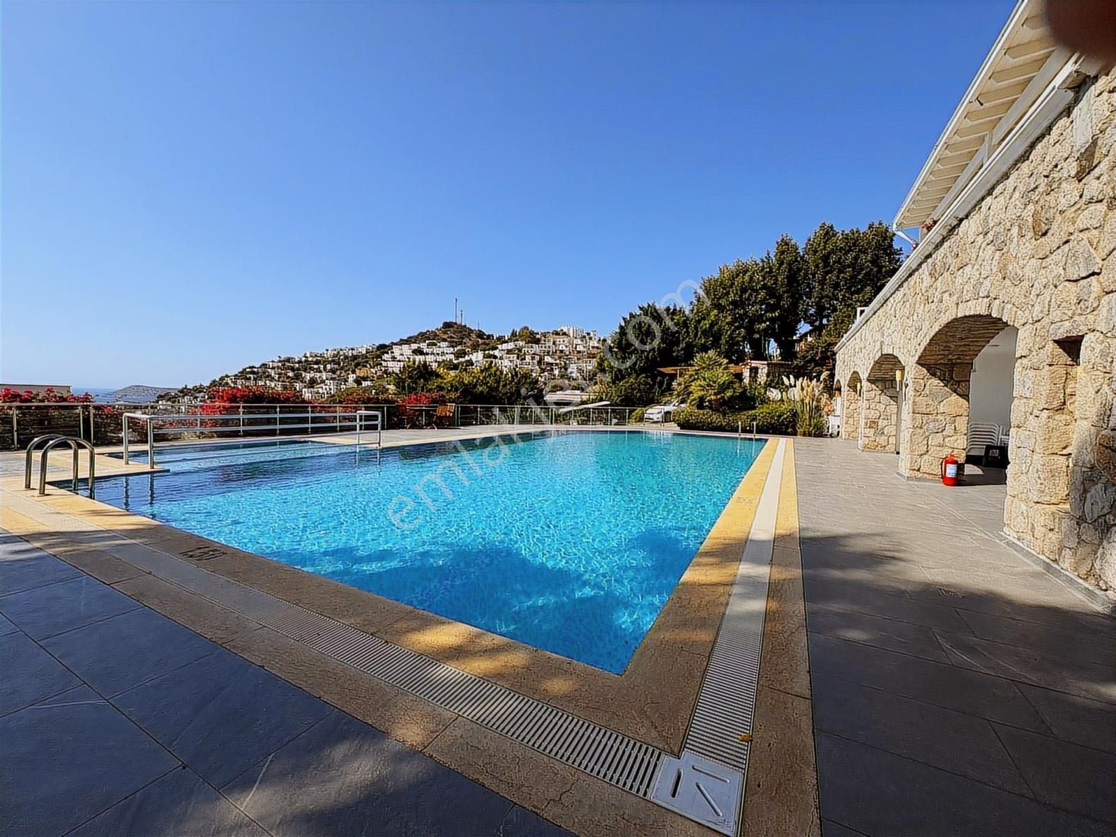 Gümüşlük'te Deniz Manzaralı Köşe Konum Bakımlı Villa - Görsel 20