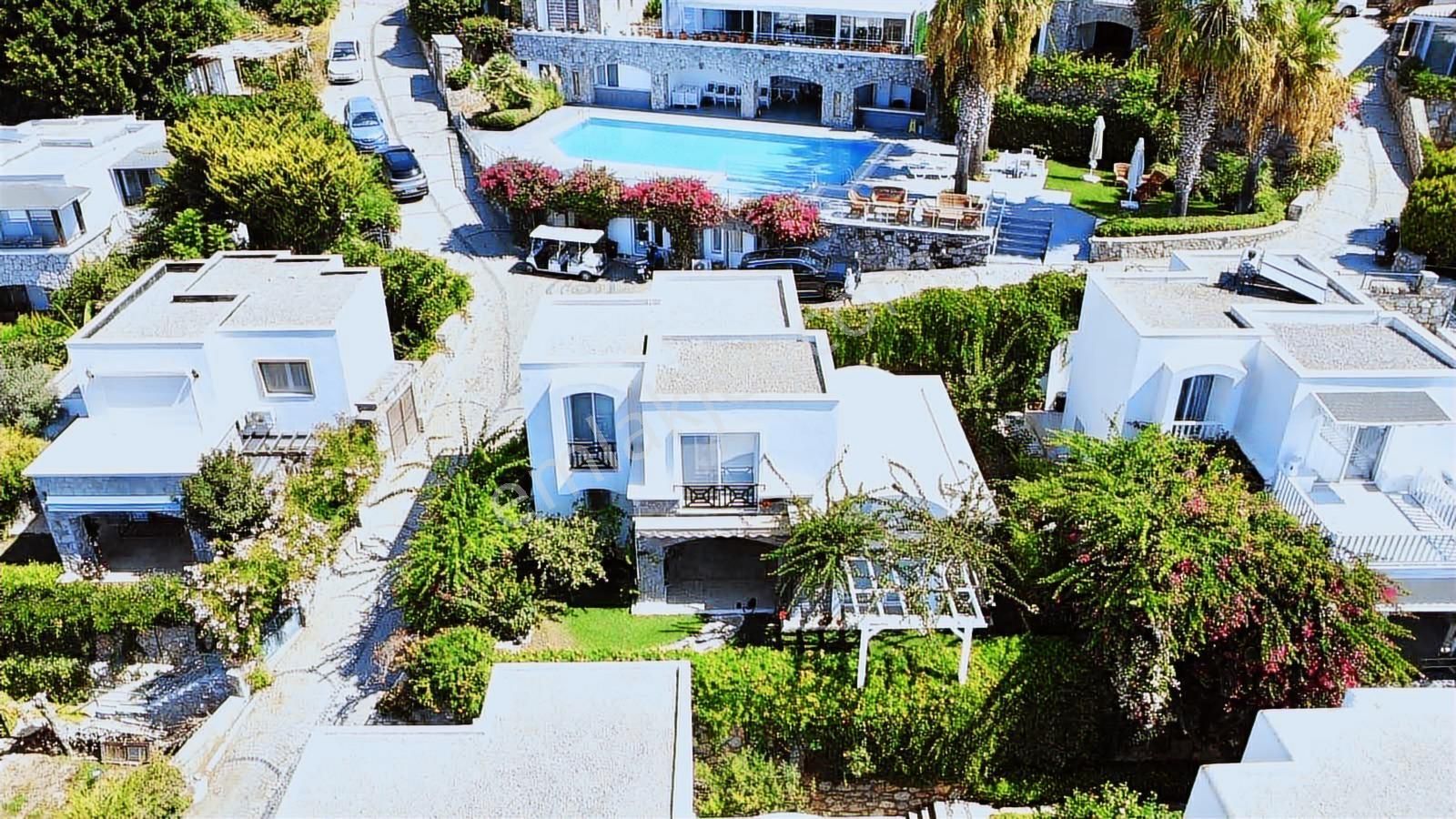 Gümüşlük'te Deniz Manzaralı Köşe Konum Bakımlı Villa - Görsel 10