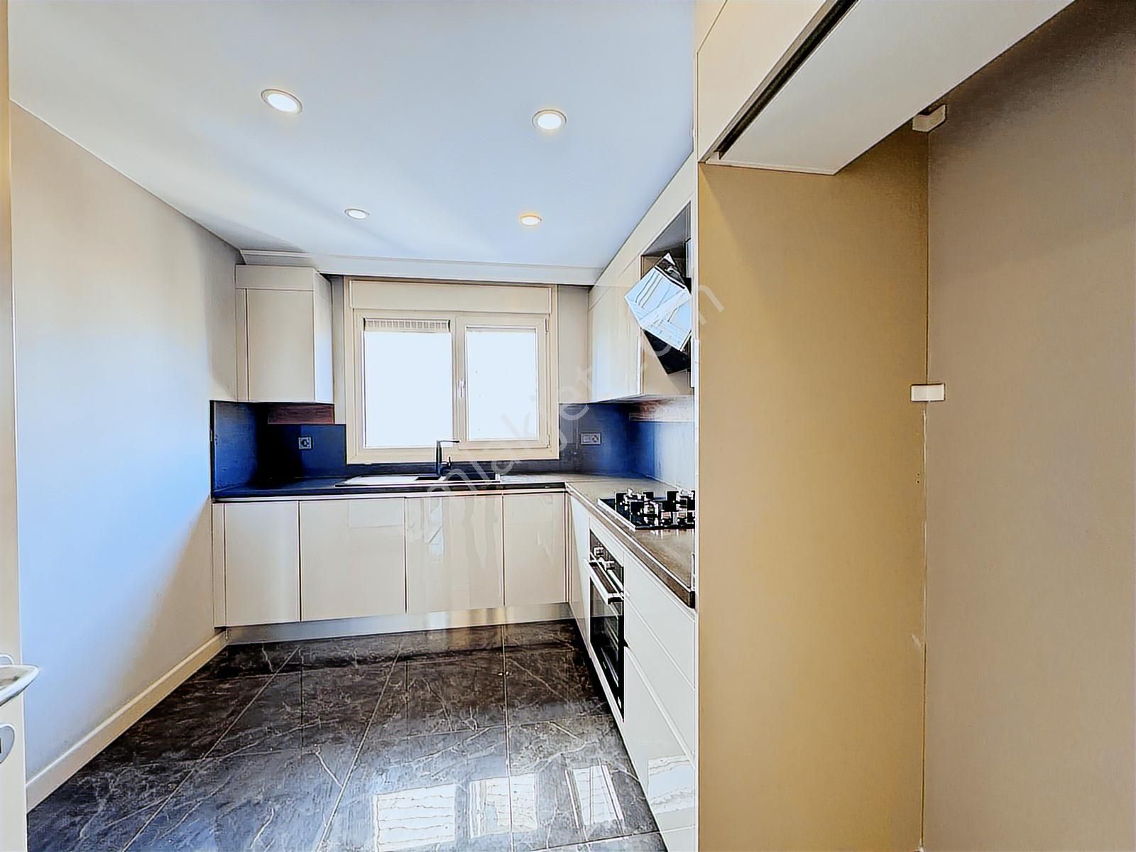 Suadiye'de 3+1 Net 95m2 Ebv Banyolu Havuzlu Site Özellikli Boş - Görsel 16