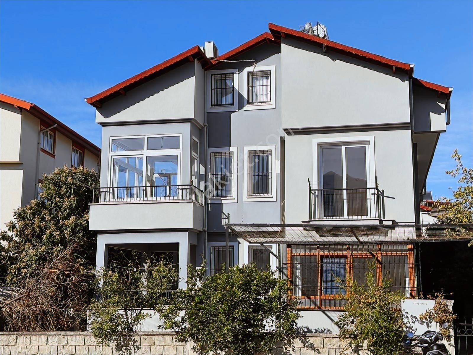 Stoptan Akarca Merkezi Konumda 3+1 Çatı Dubleks