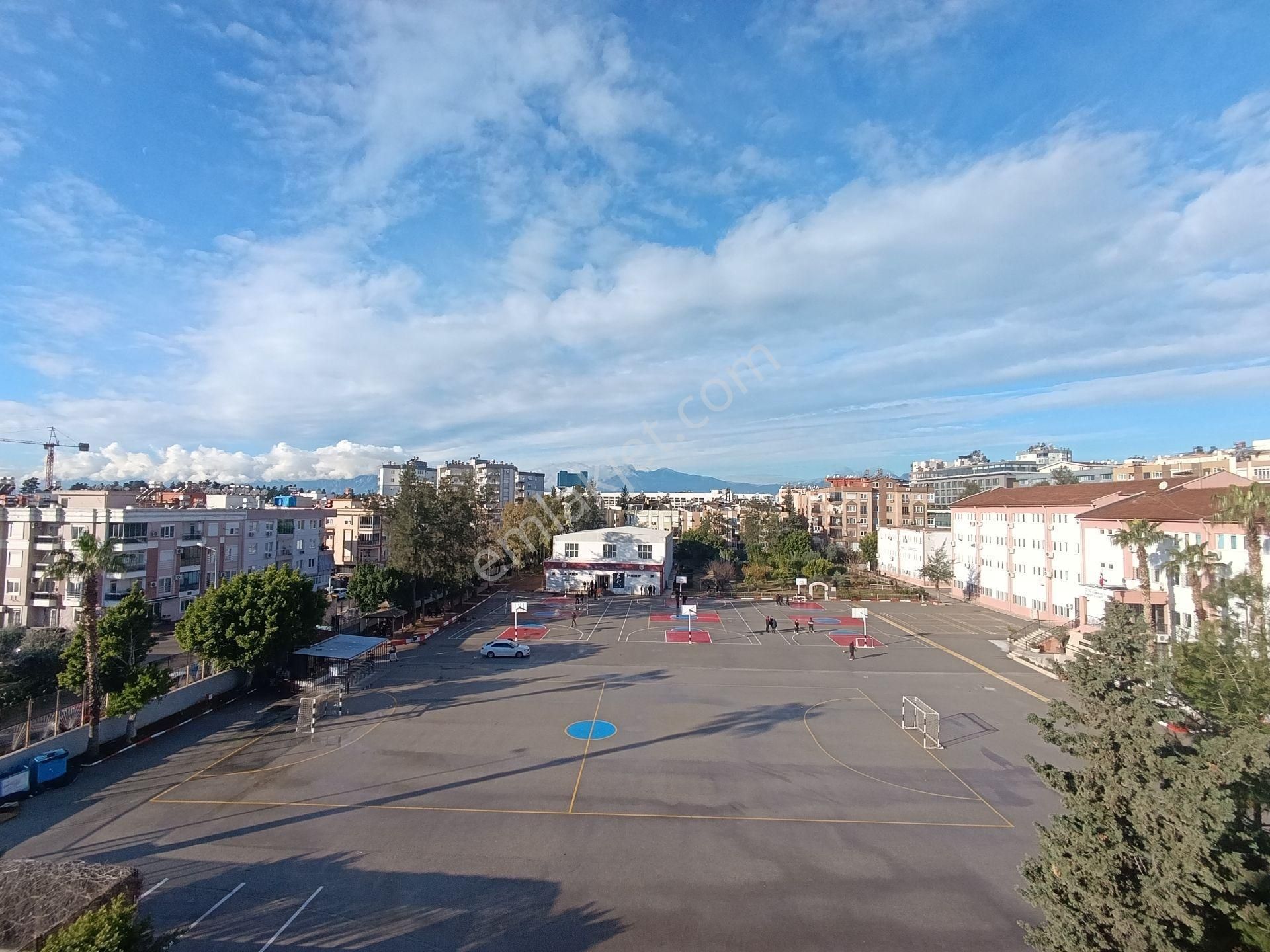 Mevlana Kavşağında 75.yıl Lisesi Ve Büyükşehir Belediyesi Yakını Kiralık Daire