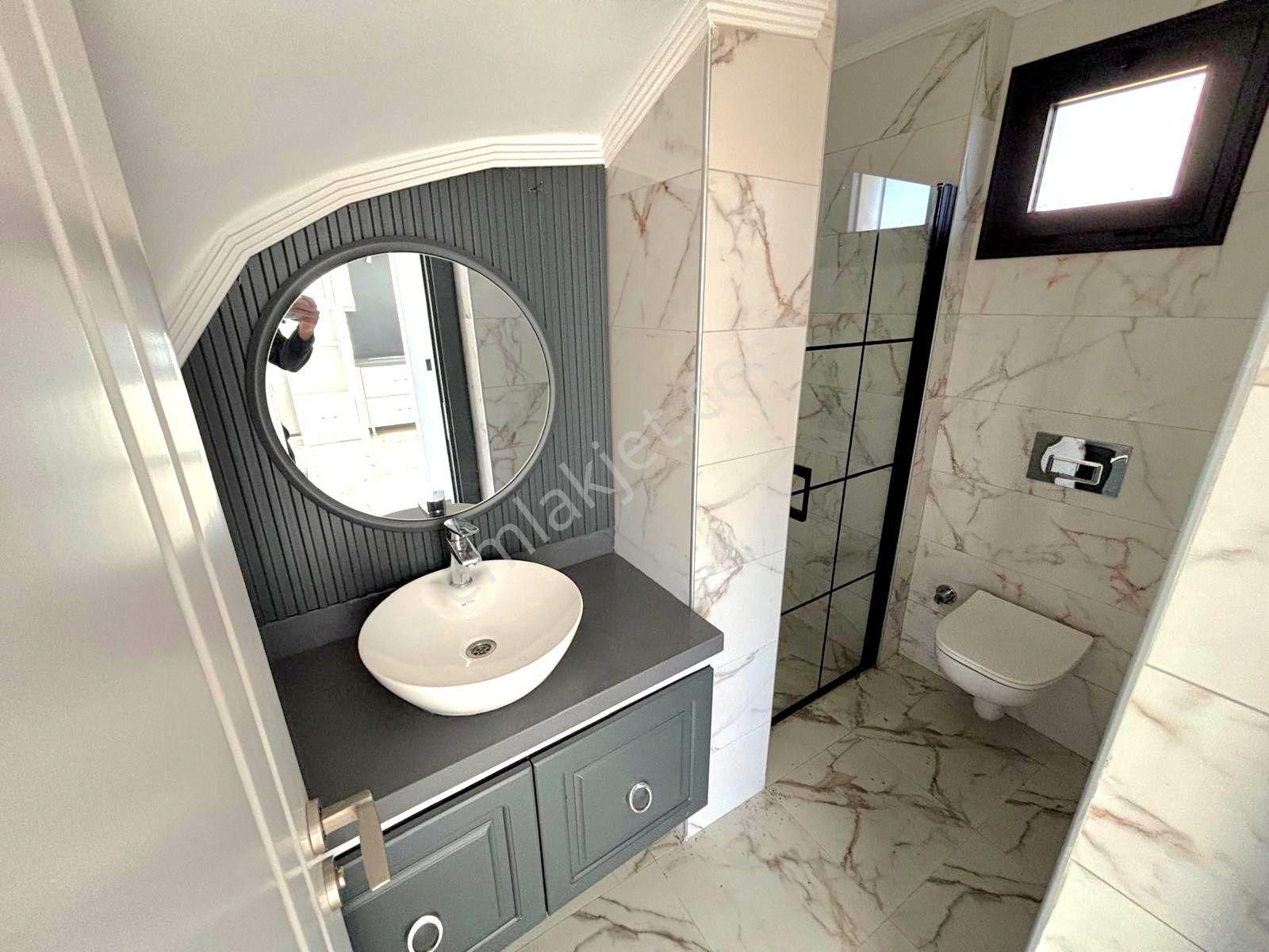 Kuşadasında Plaja Yakın Havuzlu Sitede Köşe Konumlu Geniş Bahçeli Tek Müstakil Sıfır Villa - Görsel 9