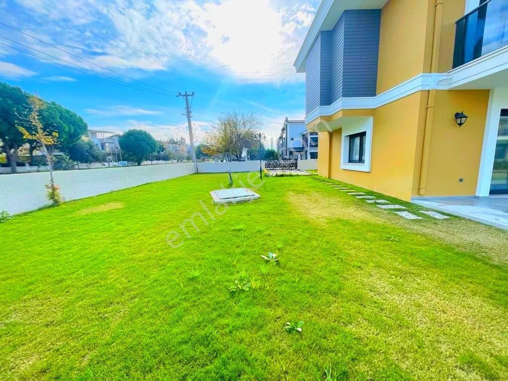 Kuşadasında Plaja Yakın Havuzlu Sitede Köşe Konumlu Geniş Bahçeli Tek Müstakil Sıfır Villa - Görsel 2