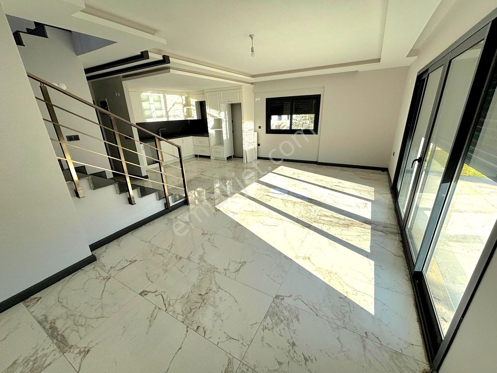 Kuşadasında Plaja Yakın Havuzlu Sitede Köşe Konumlu Geniş Bahçeli Tek Müstakil Sıfır Villa - Görsel 11