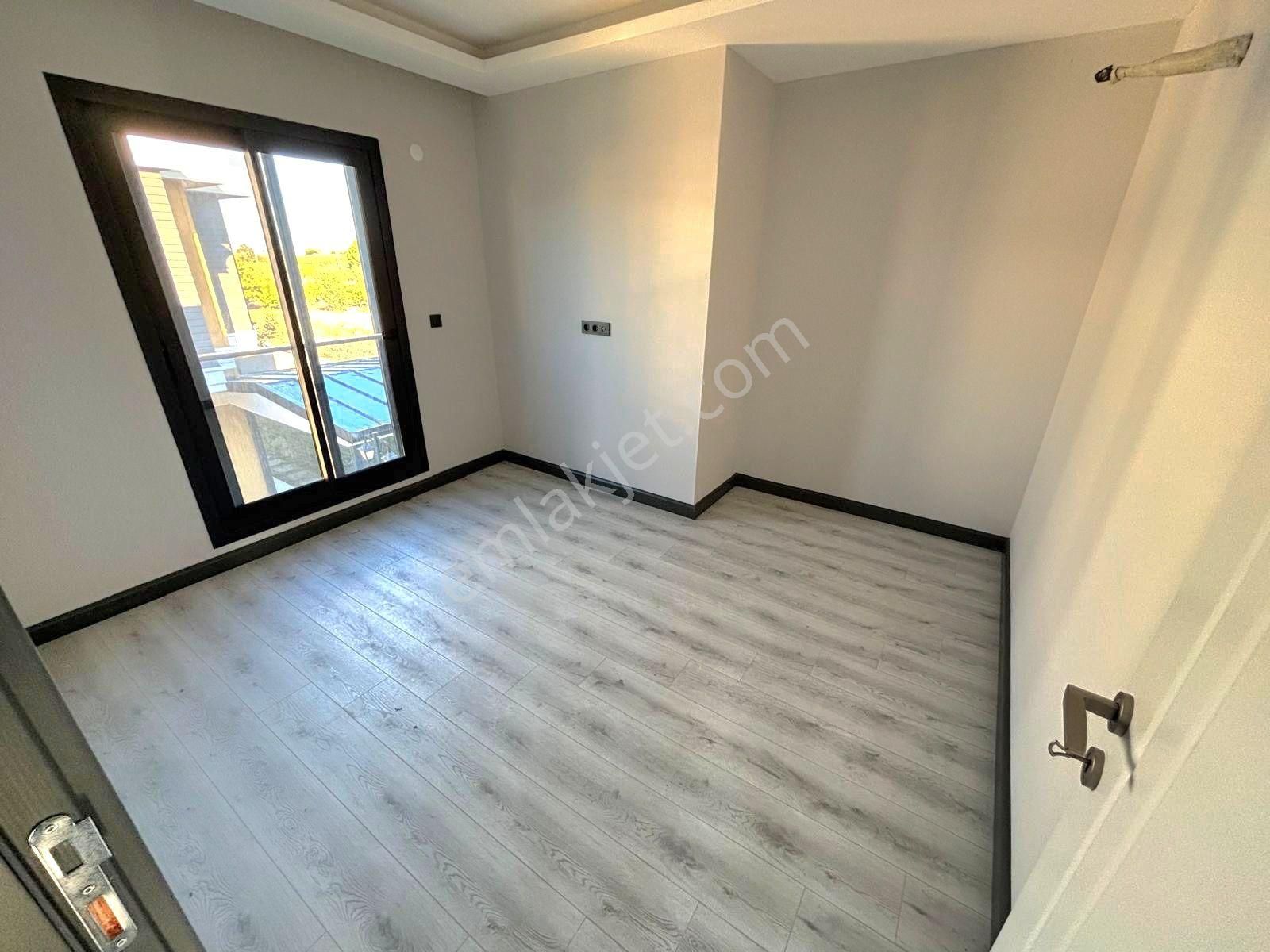 Kuşadasında Plaja Yakın Havuzlu Sitede Köşe Konumlu Geniş Bahçeli Tek Müstakil Sıfır Villa - Görsel 22