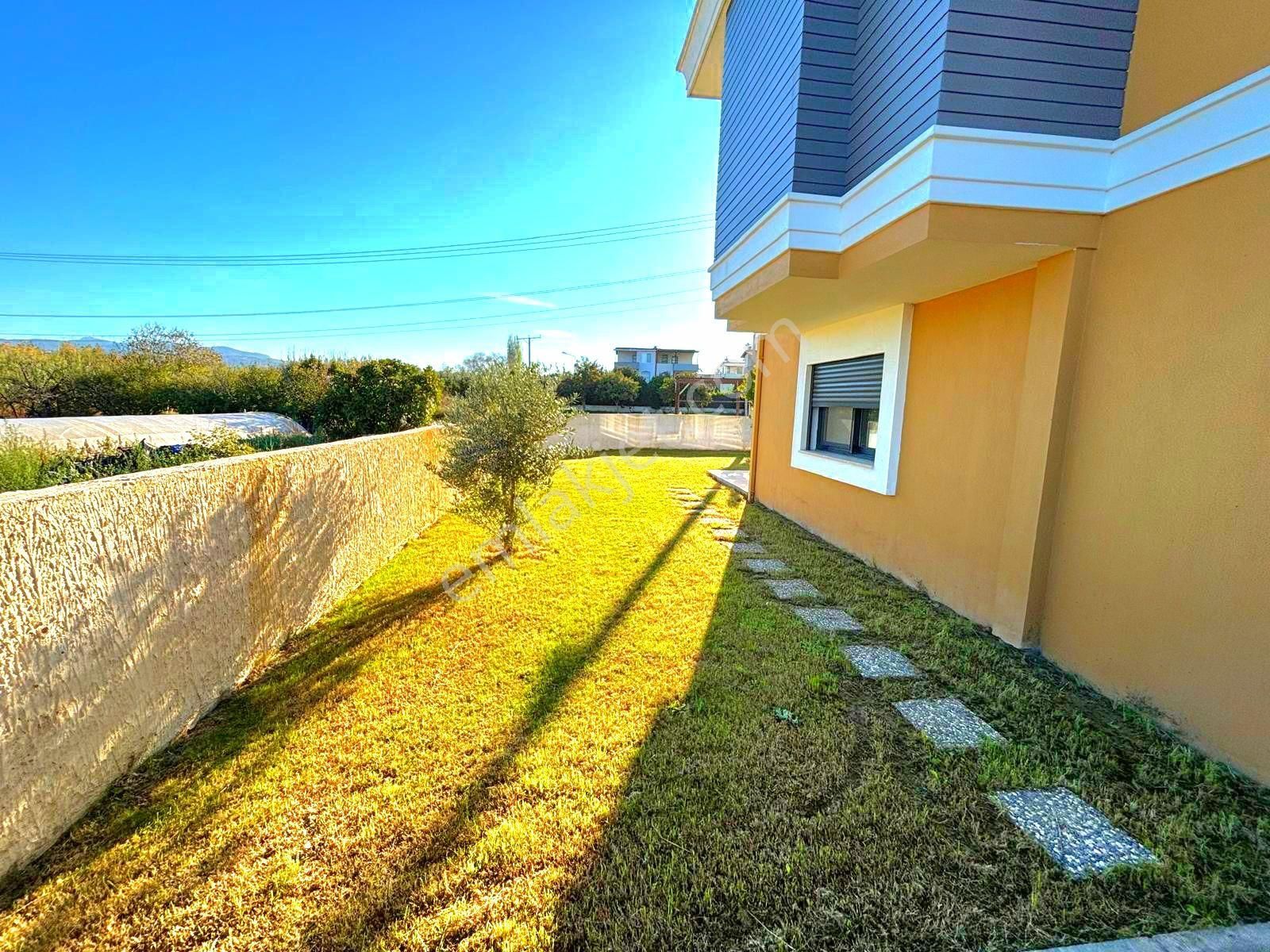 Kuşadasında Plaja Yakın Havuzlu Sitede Köşe Konumlu Geniş Bahçeli Tek Müstakil Sıfır Villa - Görsel 26