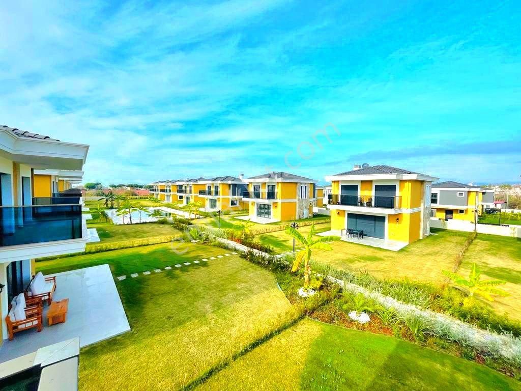 Kuşadasında Plaja Yakın Havuzlu Sitede Köşe Konumlu Geniş Bahçeli Tek Müstakil Sıfır Villa - Görsel 3