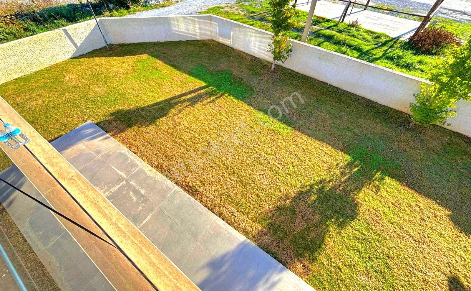 Kuşadasında Plaja Yakın Havuzlu Sitede Köşe Konumlu Geniş Bahçeli Tek Müstakil Sıfır Villa - Görsel 29