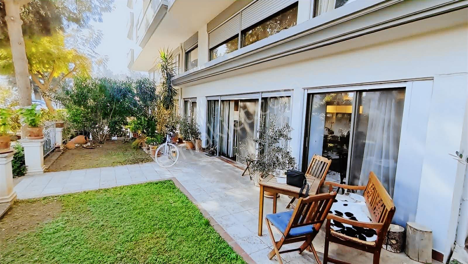 Bostanlı'da Villa Tadında Bahçeli Satılık 4+1 Dubleks