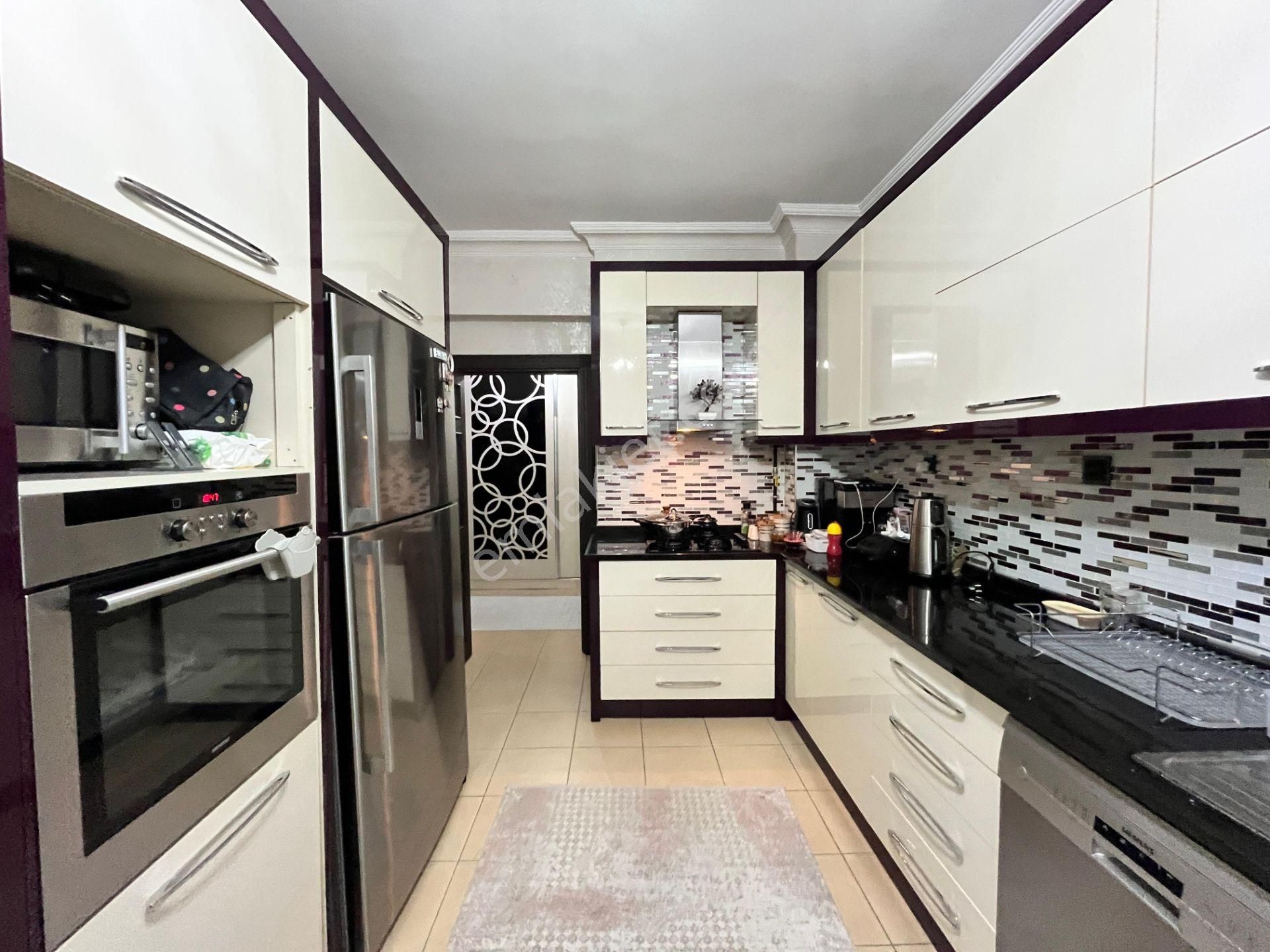 Onur Sitesinde , Arakat D.gazlı Ebv. Banyolu 170 M² 3+1