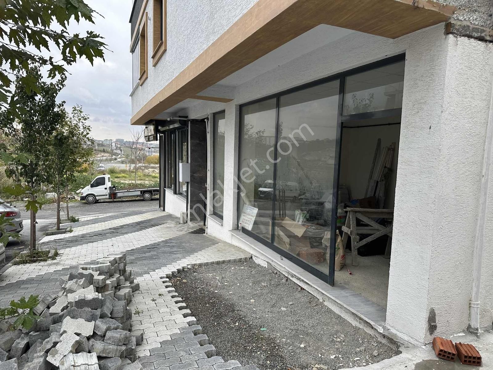 Hadımköy Ömerlide Satılık 75 M2 Dükkan