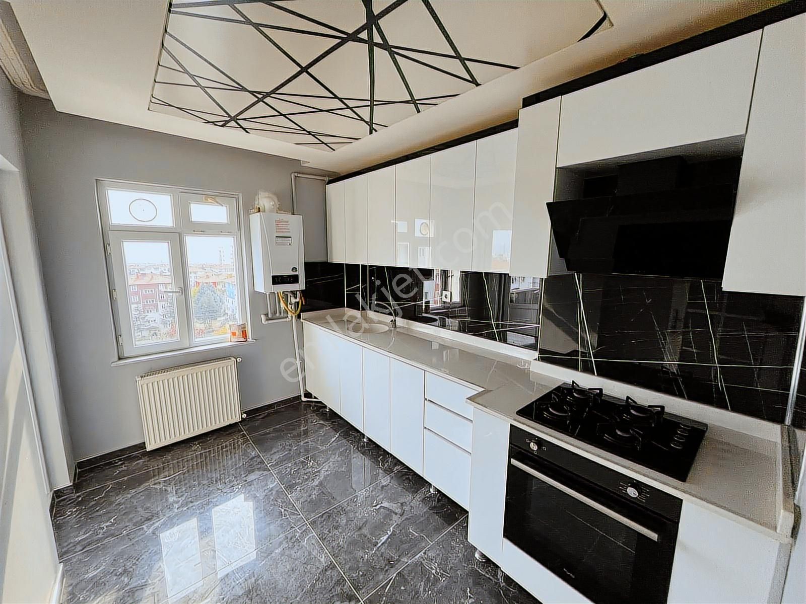 Fatih Mah 3+1 Ful Yapılı 4. Katta Ön Cephe Kiralık Daire