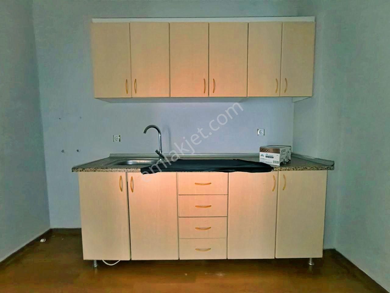 Uytundan Edremit Meydan Plazada 1+1 Ayrı Mutfaklı Kiralık Dükkan - Görsel 3