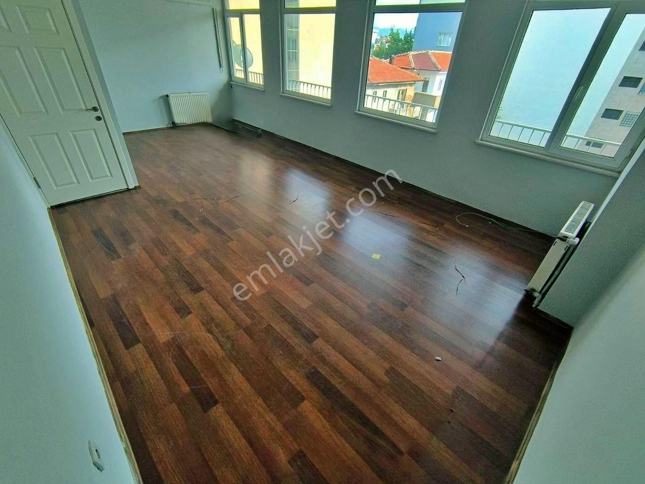 Uytundan Edremit Meydan Plazada 1+1 Ayrı Mutfaklı Kiralık Dükkan - Görsel 15