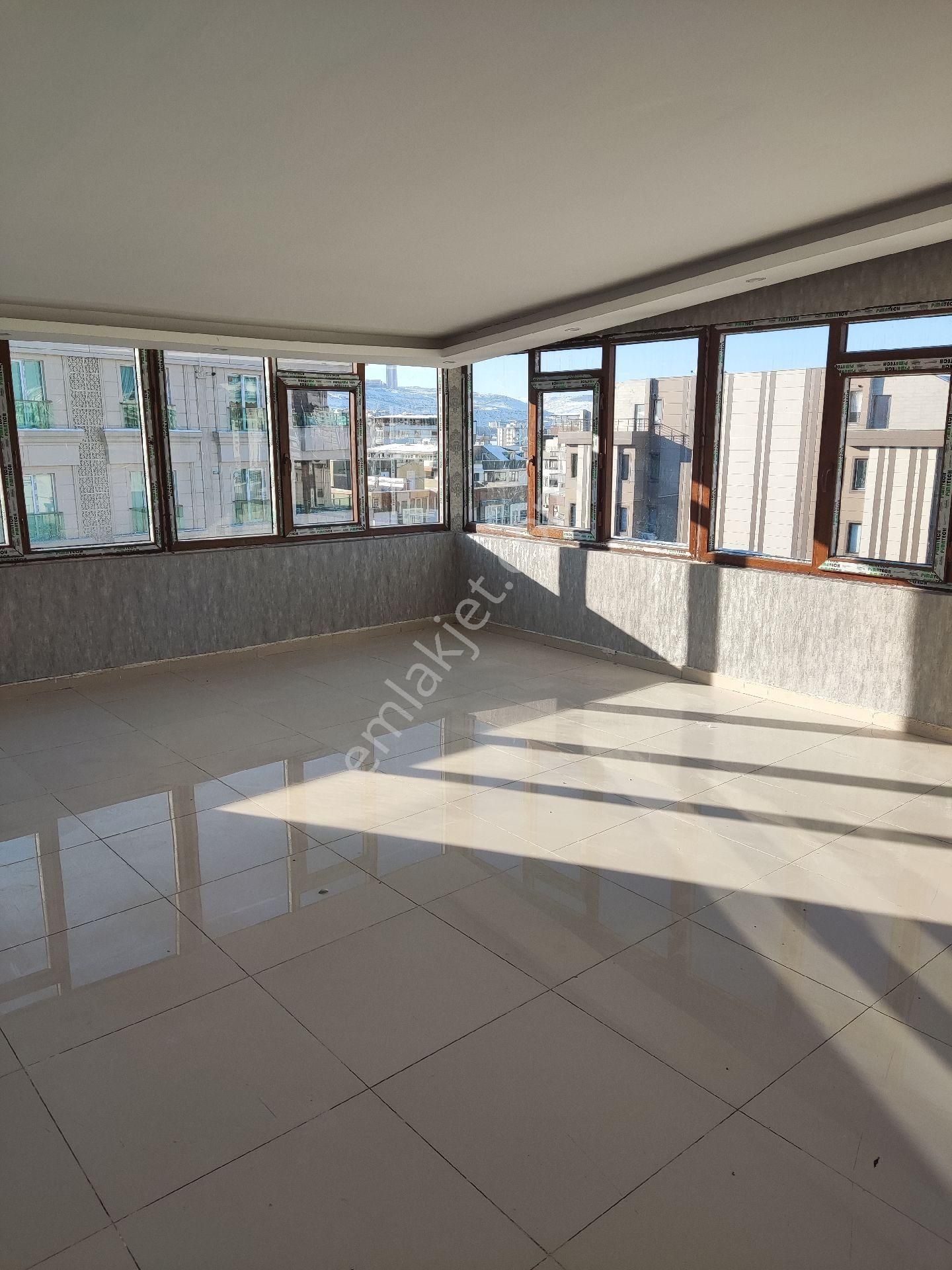 Atakent Mahallesi'nde Acil Satılık 4+4 Dublex Daire - Görsel 20