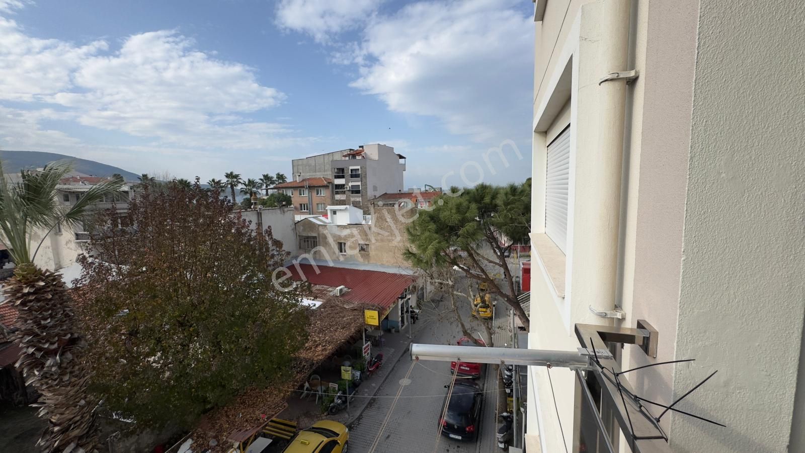 C.b.route | Dikili İsmetpaşada Çarşı İçinde Kiralık Ferah Daire - Görsel 3