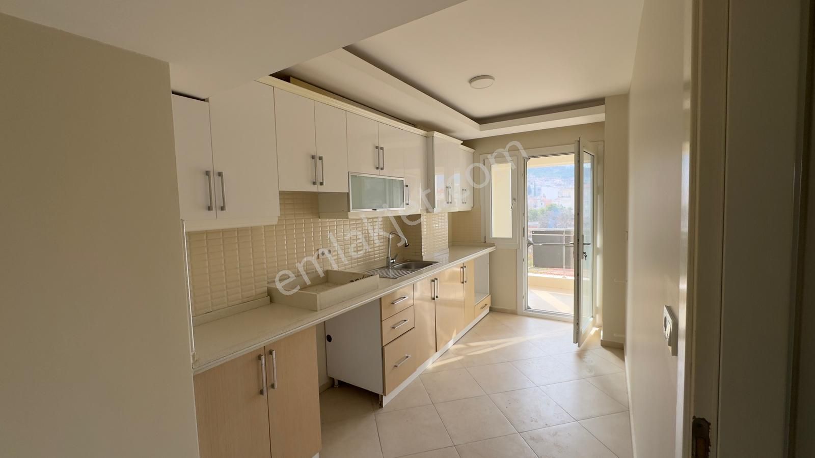 C.b.route | Dikili İsmetpaşada Çarşı İçinde Kiralık Ferah Daire - Görsel 4