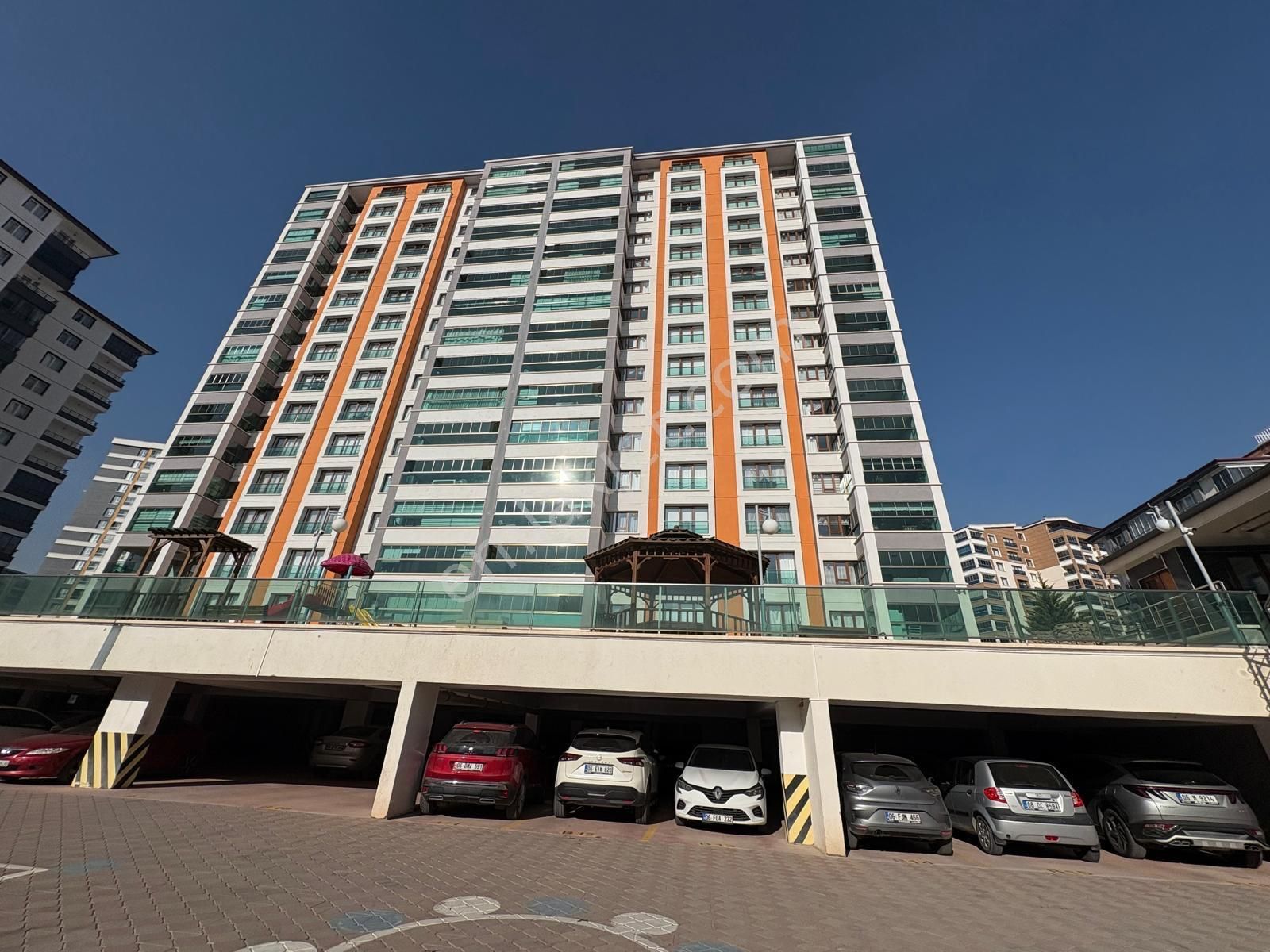 Relax'tan Fırsat 4+1 210 M2 Site İçerisinde Dairemiz Şuan Boştur