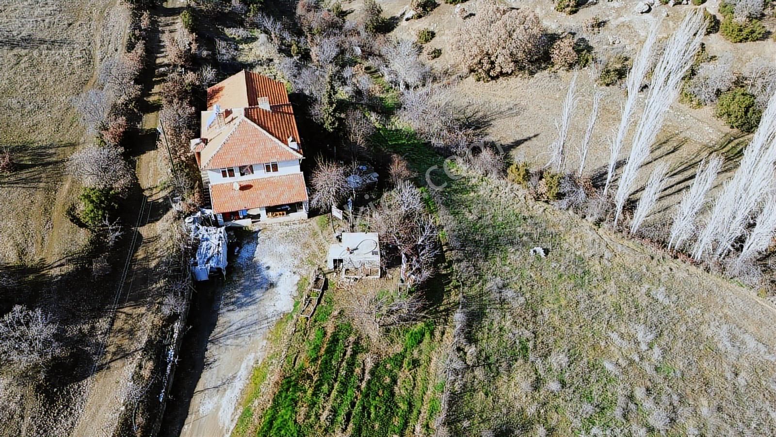 Eşme Kemer'de 3714 M² İçinde Satılık 3+1 Müstakil Ev & Depo - Görsel 4