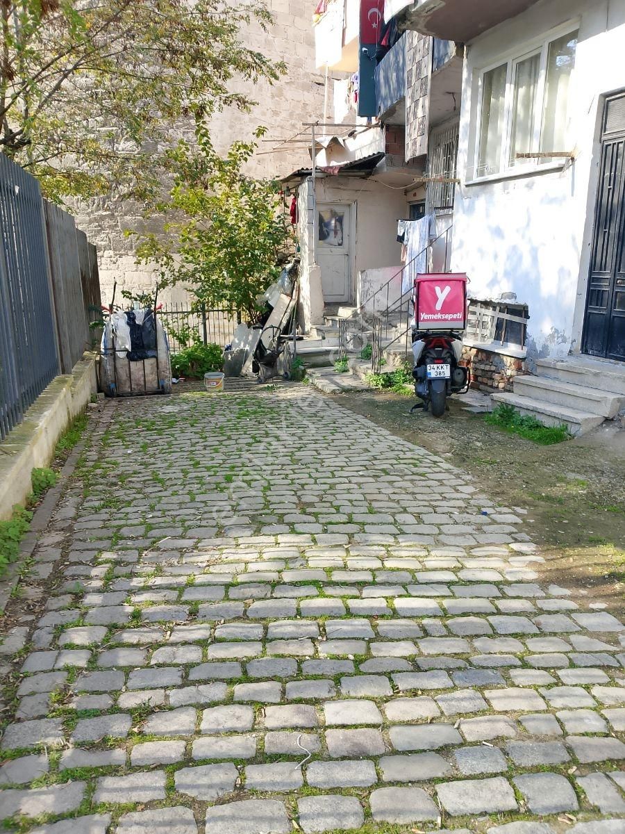 Yedikule Caddesi'nde 3 Katlı 240 Mt Komple Bina 65.000 - Görsel 6