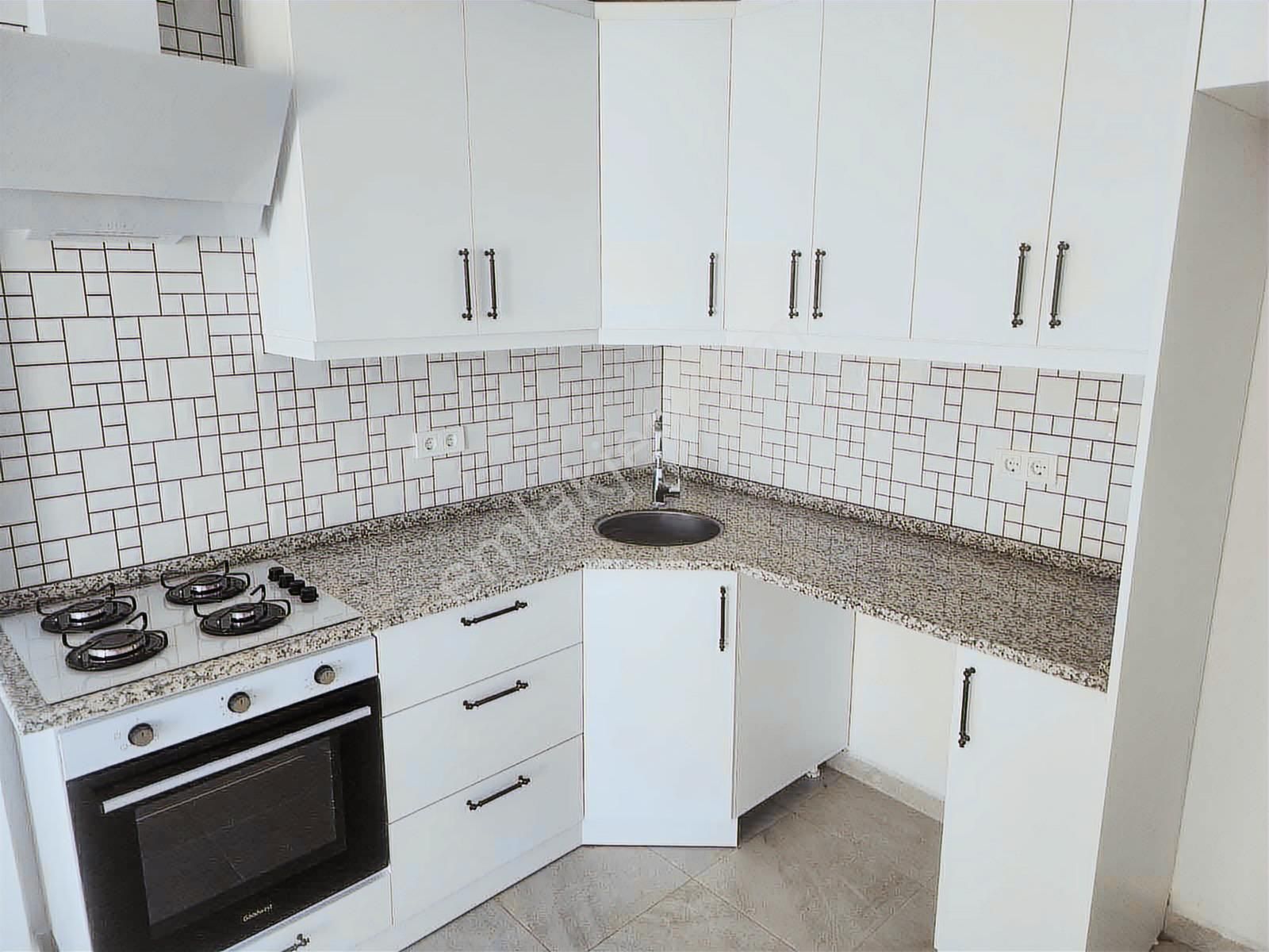 Mordoğan Emlaktan Merkezde Eşyasız 1+1 Kiralık Bahçeli Daire