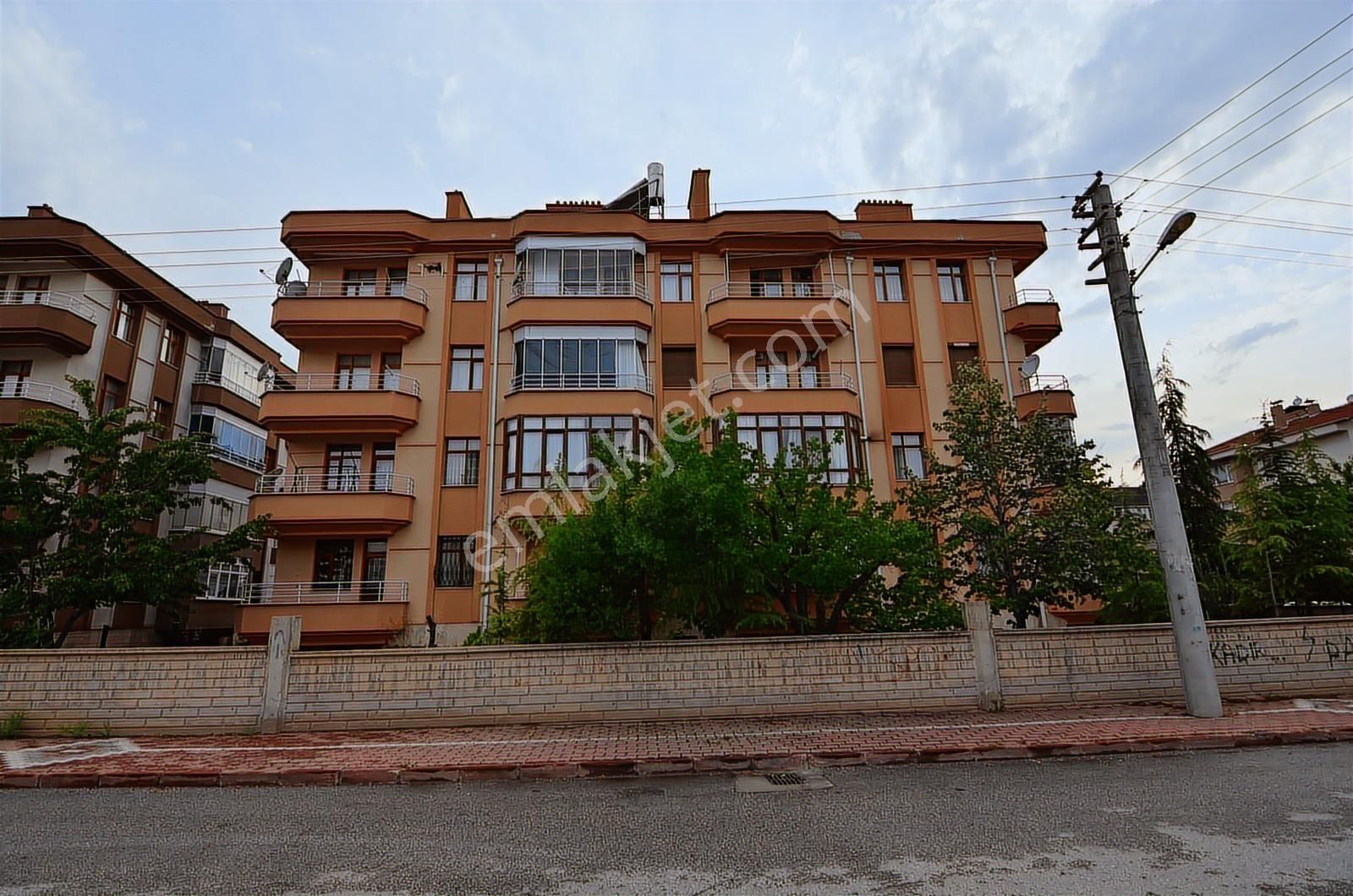 Talha Tozduman'dan Selçuker Center'ın Arkasında 130m2 Arakat 3+1