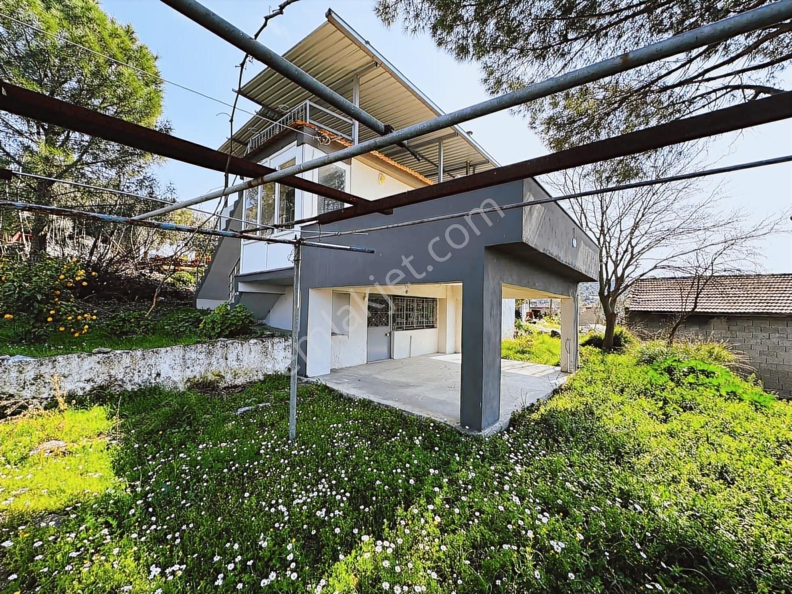 Milas İçme Mahallesinde Doğayla İç İçe Satılık Köy Evi