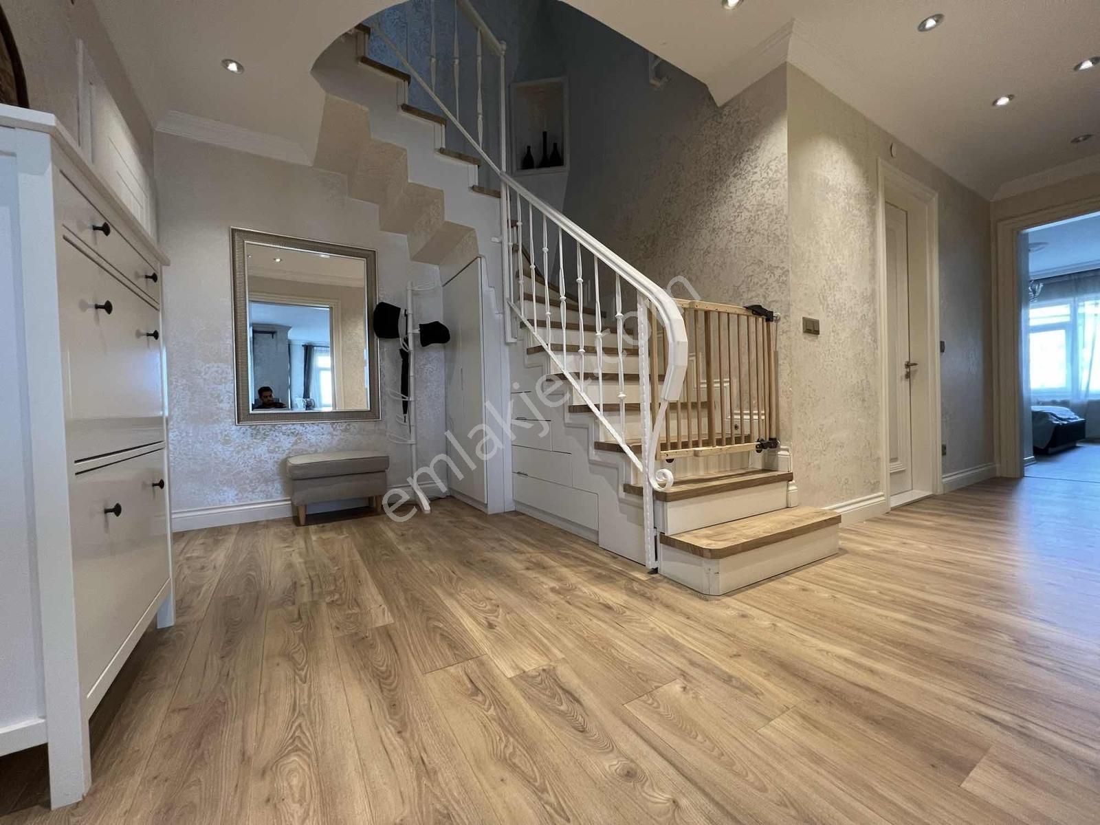 Çengelköy Doktorlar Sitesinde___içi Lux Yapılı 6+1 Çatı Dublex