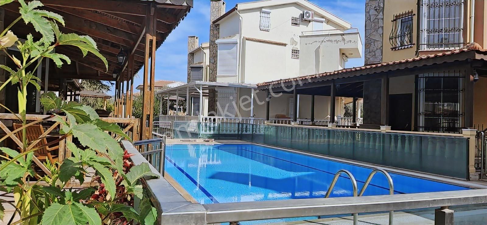 Kuşadası Davutlar Da Sahile 500m Uzakta Süper Villa