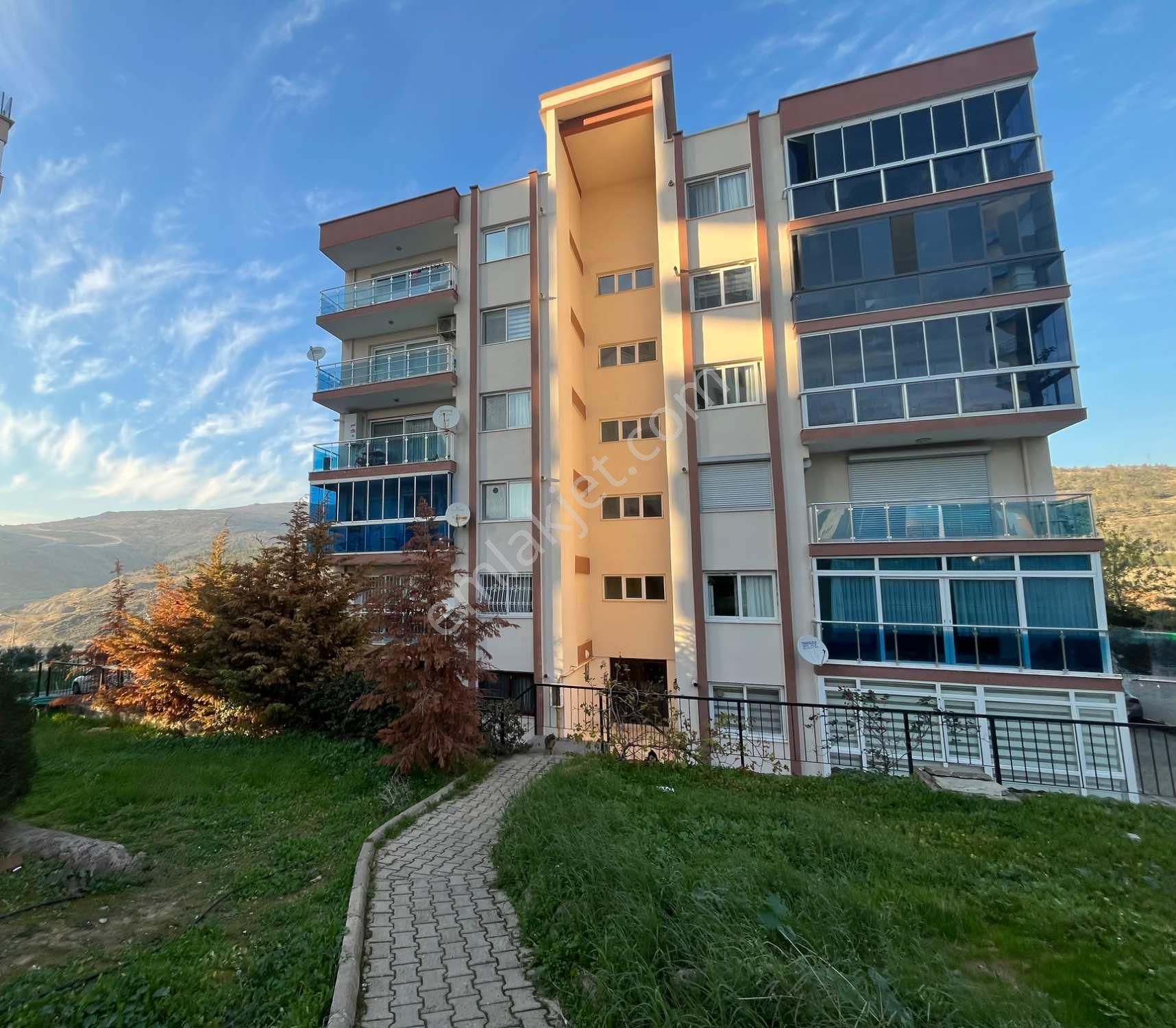 Bornova’da Site İçinde Üç Cepheşi Otoparklı Geniş Satılık Daire