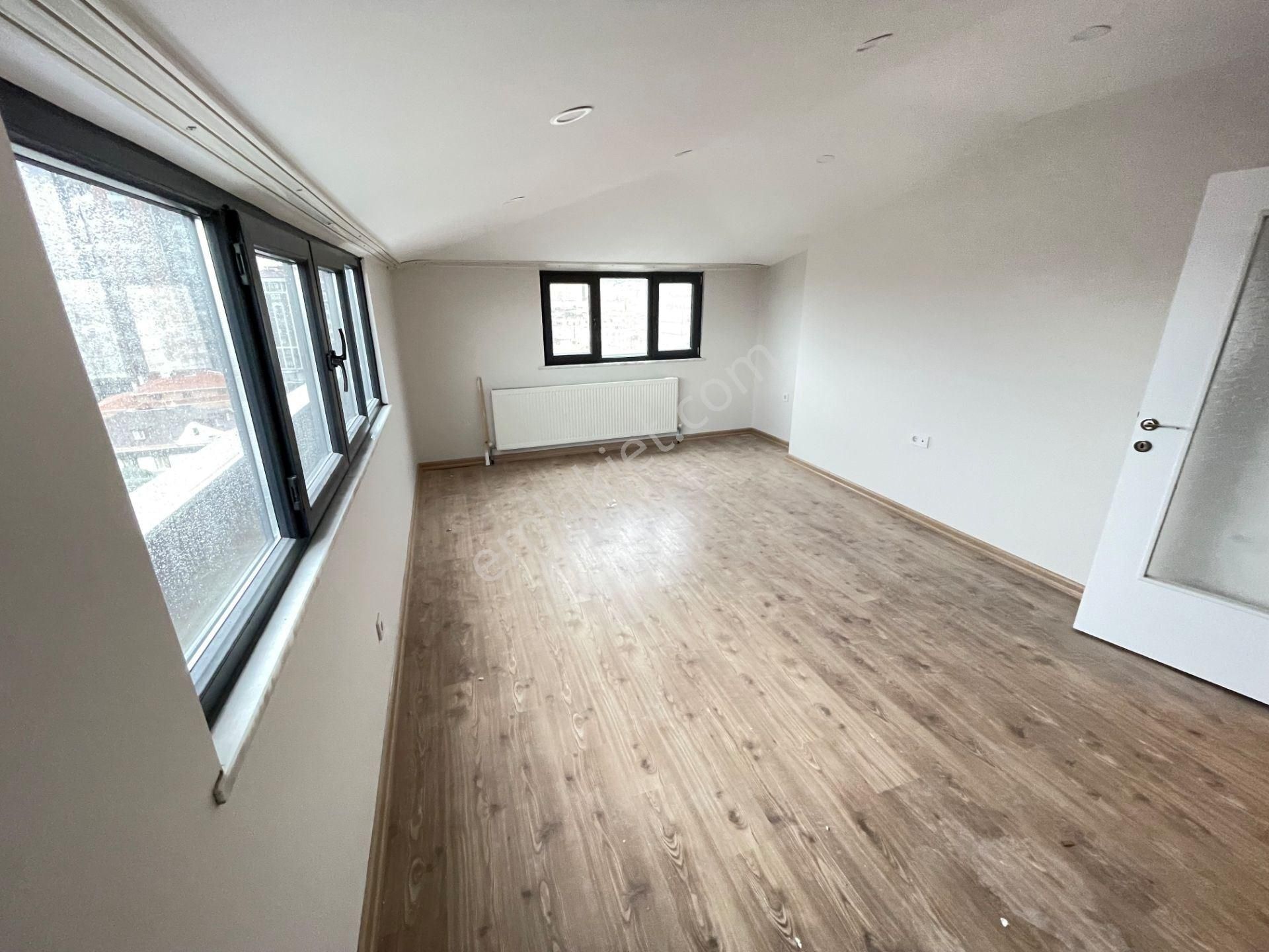 Ataşehir İnönü'de Yeditepe Ünv.yakın Konumda Adalar Manzaralı Çatı Katı 1+1 Kiralık - Görsel 3
