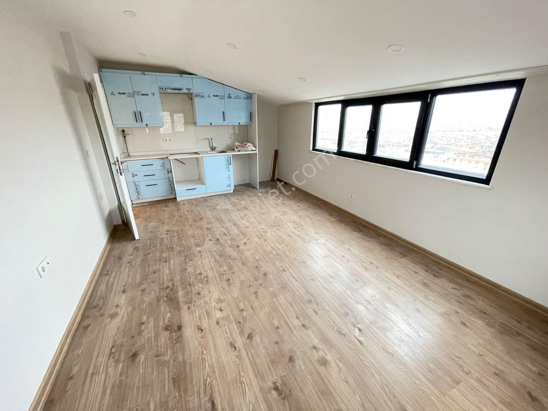 Ataşehir İnönü'de Yeditepe Ünv.yakın Konumda Adalar Manzaralı Çatı Katı 1+1 Kiralık - Görsel 5