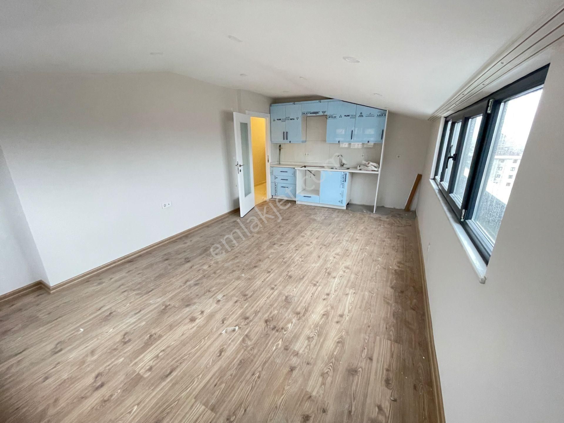 Ataşehir İnönü'de Yeditepe Ünv.yakın Konumda Adalar Manzaralı Çatı Katı 1+1 Kiralık - Görsel 4