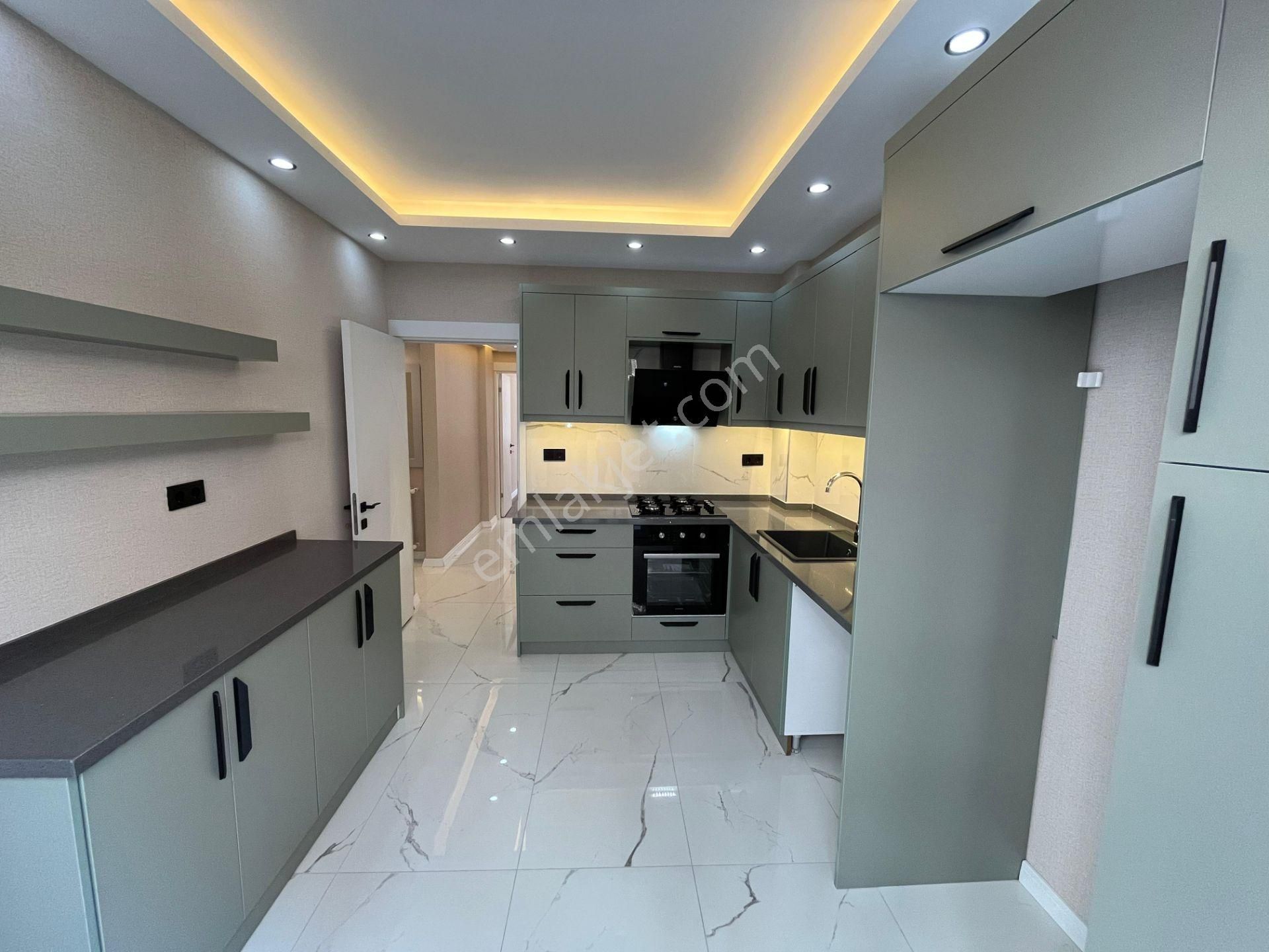 Balçovada Bahçeli Balkonlu Masrafsız Satılık 3+1 Daire