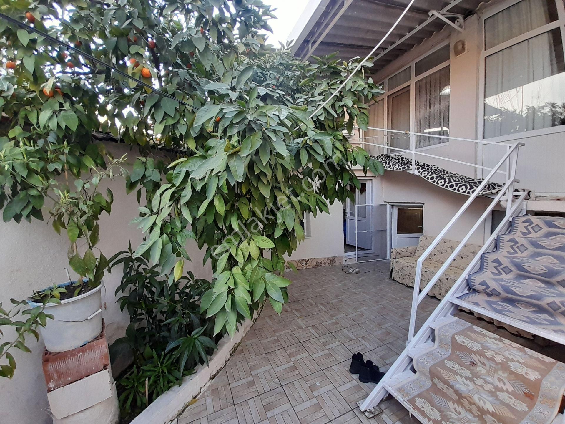 Bergama Merkezde Satılık 2 Katlı Bahçeli Müstakil Ev