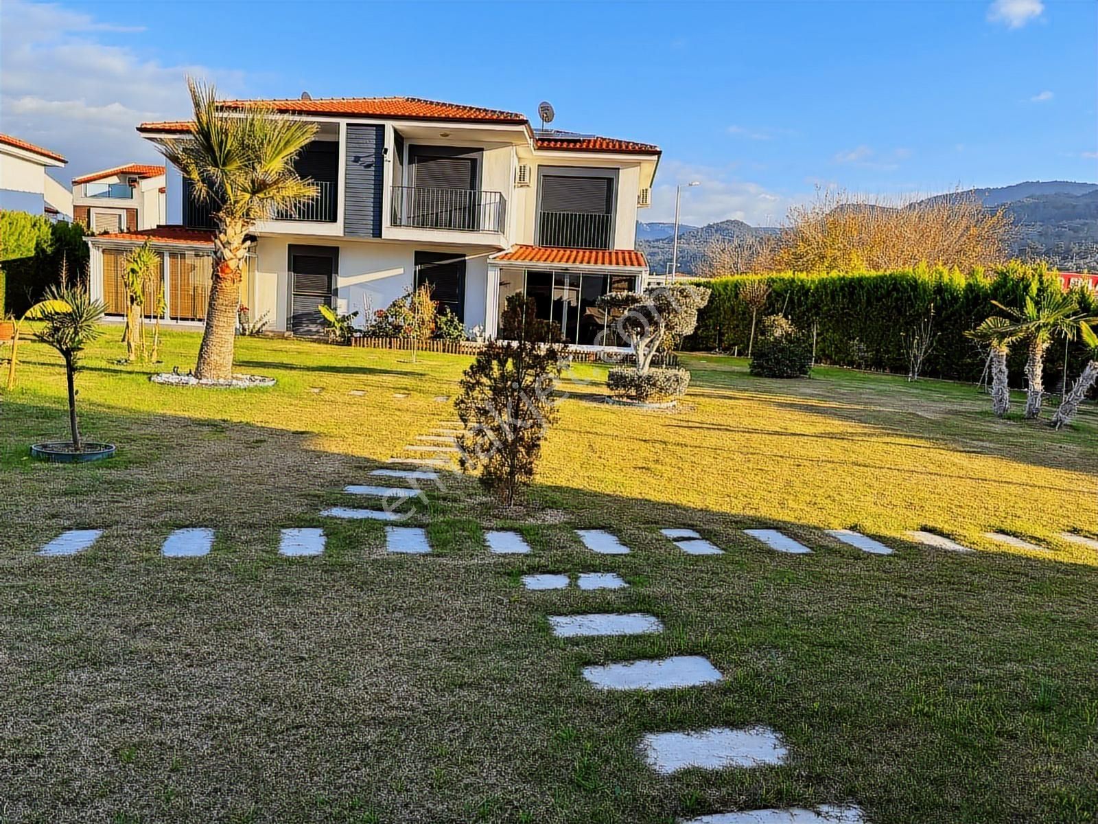 Denize Araçla 3dk Yakınlıkta Sıfır Yapı 3+1villa