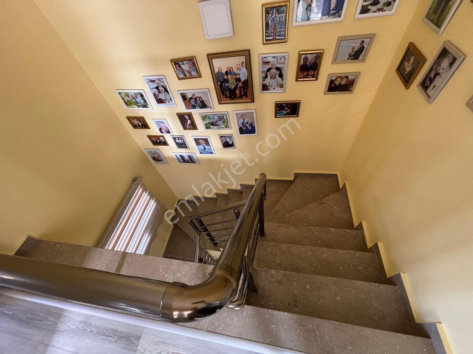 Köşe Konumlu Geniş Bahçeli Girişte Yatak Odası Banyolu 4+1villa - Görsel 14