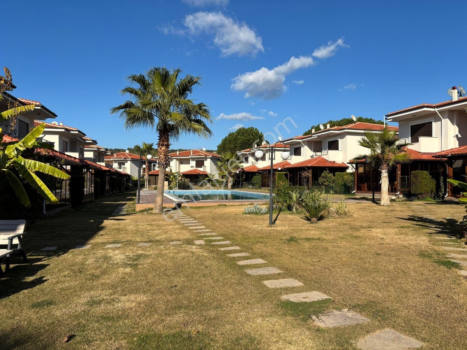 Köşe Konumlu Geniş Bahçeli Girişte Yatak Odası Banyolu 4+1villa - Görsel 18