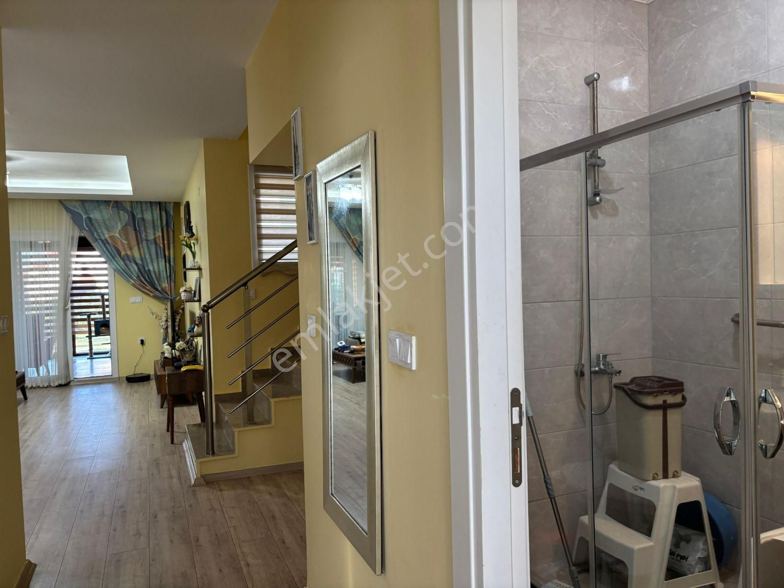 Köşe Konumlu Geniş Bahçeli Girişte Yatak Odası Banyolu 4+1villa - Görsel 27