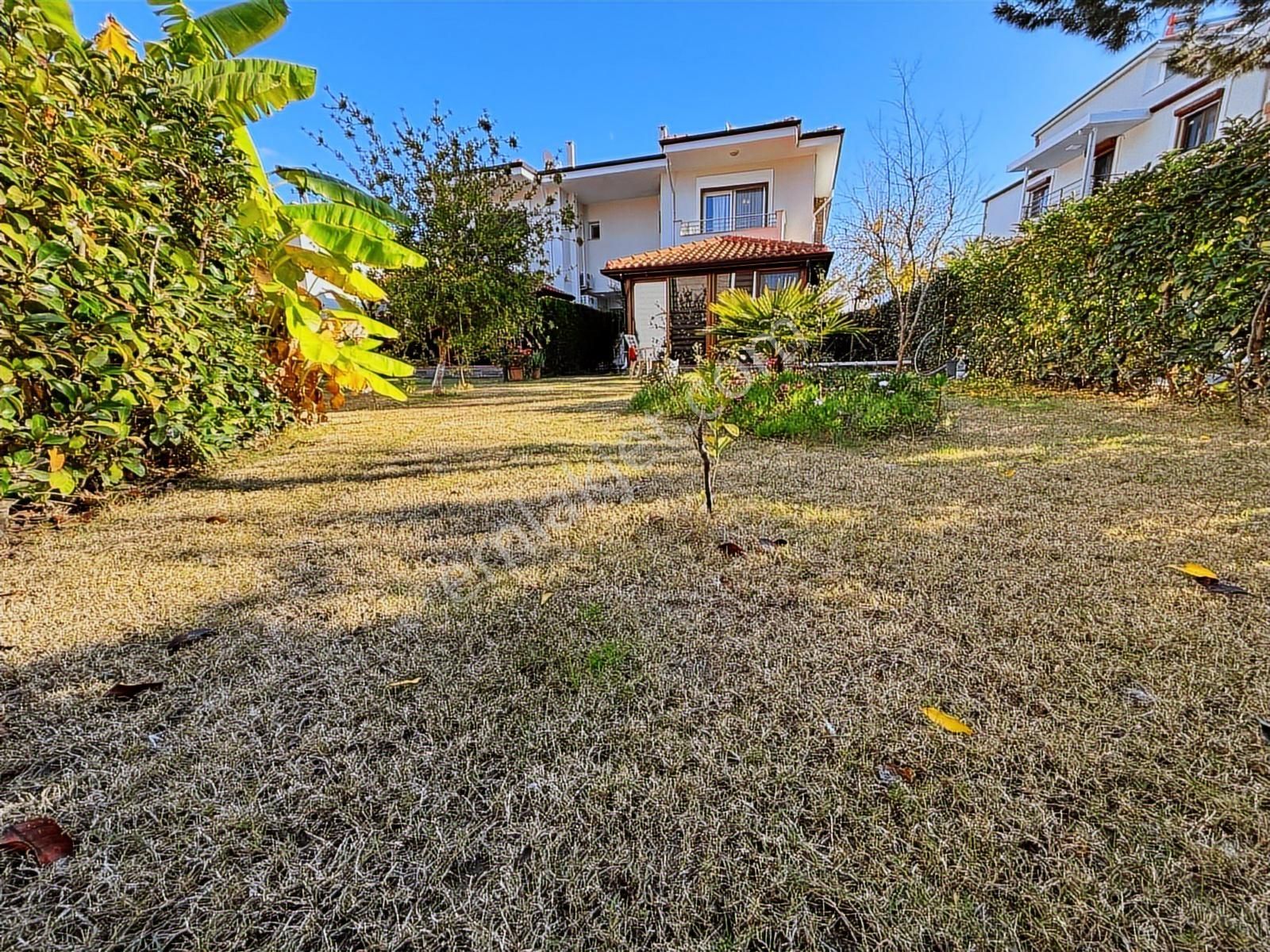 Köşe Konumlu Geniş Bahçeli Girişte Yatak Odası Banyolu 4+1villa - Görsel 11