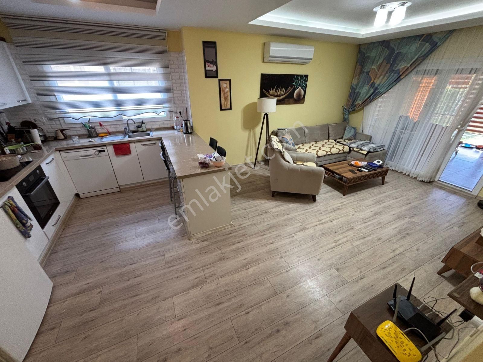 Köşe Konumlu Geniş Bahçeli Girişte Yatak Odası Banyolu 4+1villa - Görsel 12