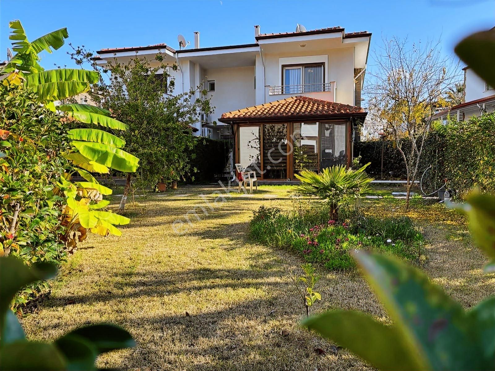 Köşe Konumlu Geniş Bahçeli Girişte Yatak Odası Banyolu 4+1villa - Görsel 5