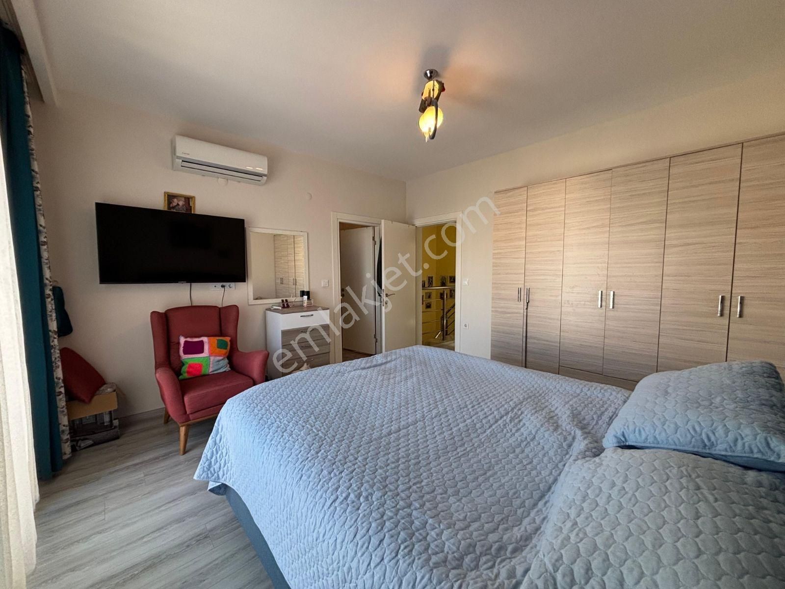 Köşe Konumlu Geniş Bahçeli Girişte Yatak Odası Banyolu 4+1villa - Görsel 8