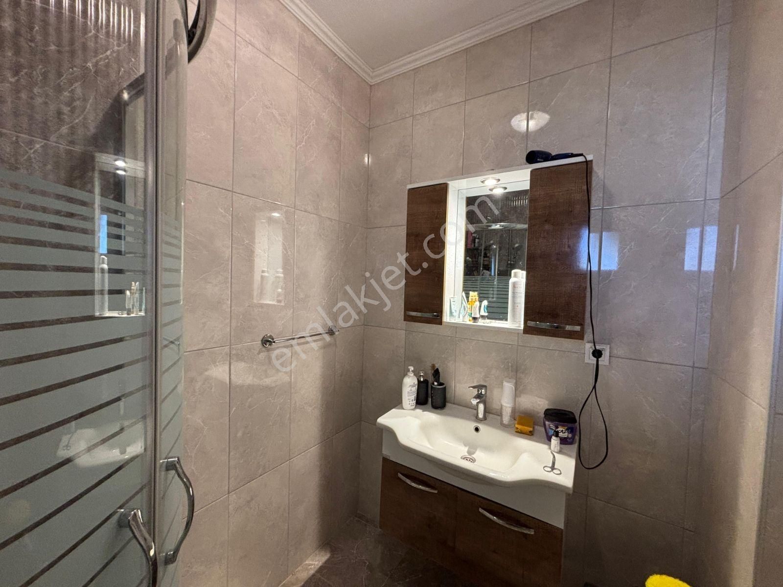 Köşe Konumlu Geniş Bahçeli Girişte Yatak Odası Banyolu 4+1villa - Görsel 10