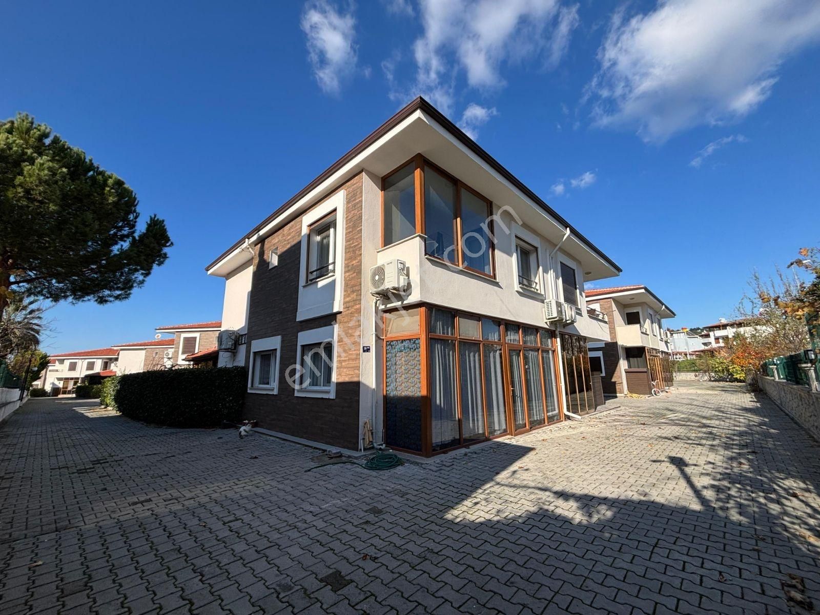 Köşe Konumlu Geniş Bahçeli Girişte Yatak Odası Banyolu 4+1villa - Görsel 19